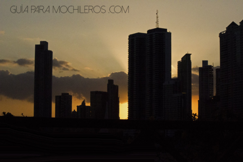 Edificios contraluz atardecer Panamá